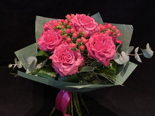 Buchet cu 7 trandafiri VA25 Buchet cu 7 trandafiri VA25